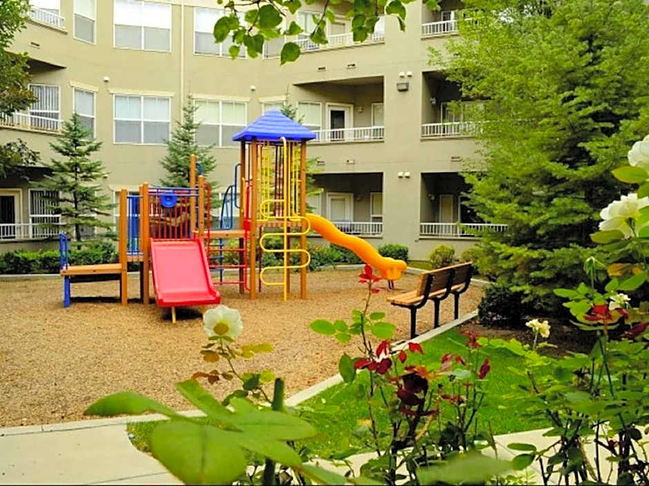 Deluxe Downtown Condo Close to Everything!