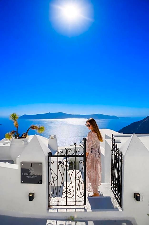 Sun Rocks Boutique Hotel - Caldera View Suites & Sunset Dining Experience