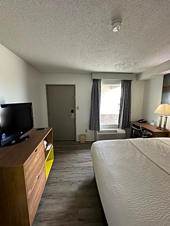 1 King Bed, Mobility Accessible Room, Smoking