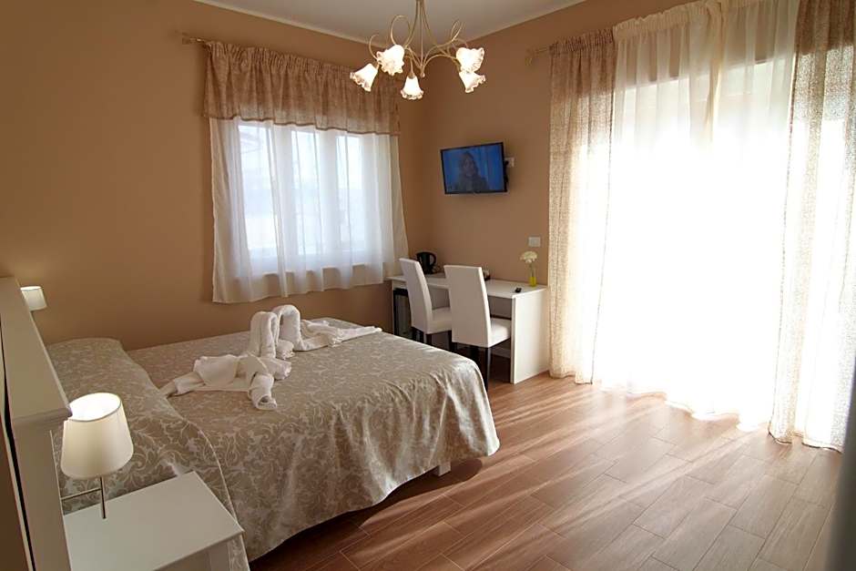 Zdjęcie 1 z 6 — Deluxe 1 Double Bed or 2 Beds, Balcony