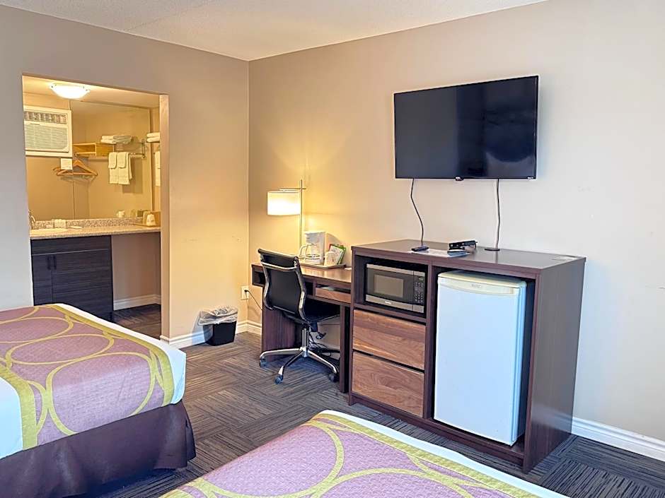 Super 8 by Wyndham Guelph