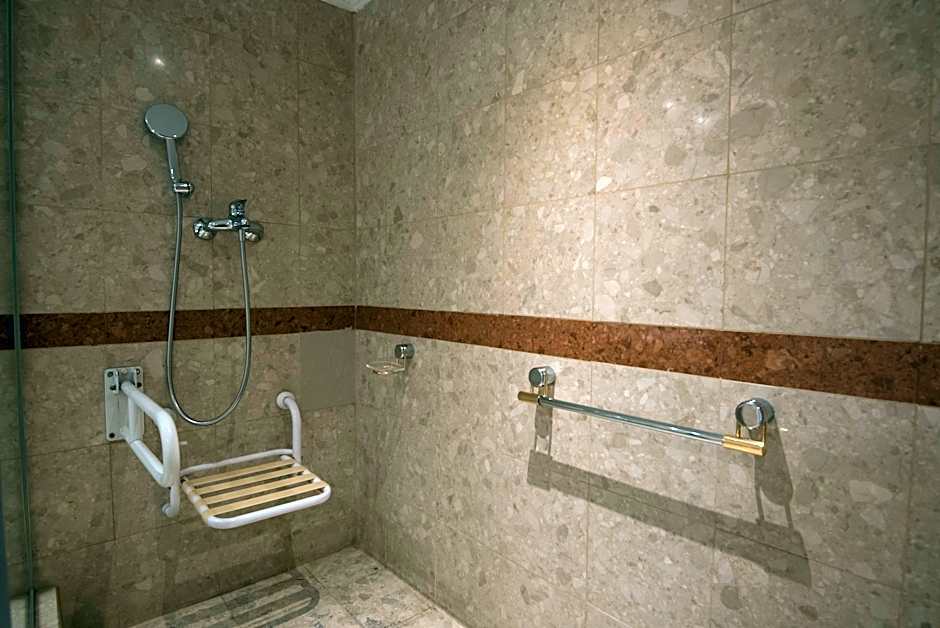 Photo 1 of 2 of 1 King Bed, Mobility Accessible, Bathtub