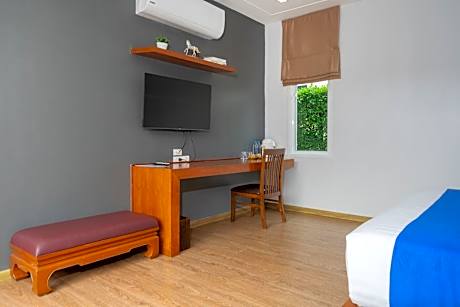 Deluxe Double Room with Pool Access and Shared Kitchen