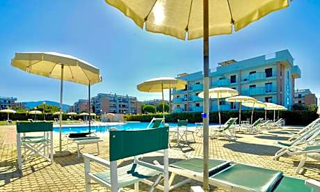 ISA-Apartments 4 beds in Residence with swimming-pool in San Vincenzo, just 600 meters from the sea