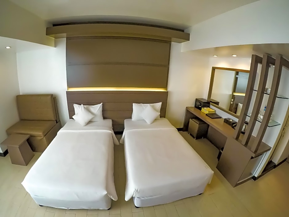 Clover City Center Plus Hotel