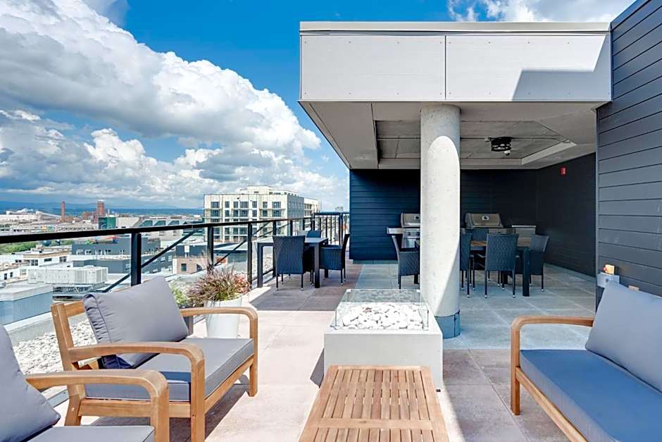 Initial-Matisse- Quebec-parking and pool