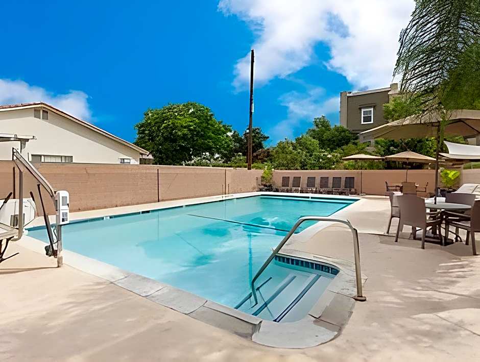 Harbor Inn & Suites
