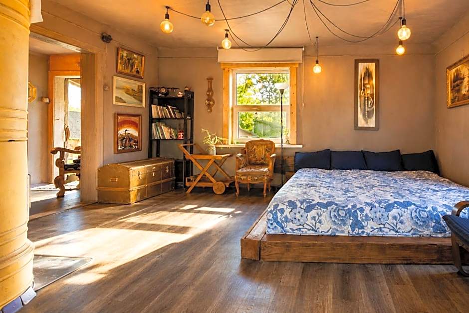 Lake Deer Park Retreat with Hot Tub & Sauna