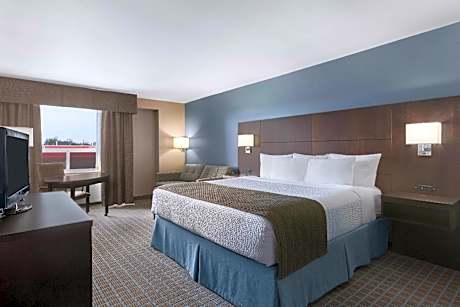 King Suite - Non-Smoking