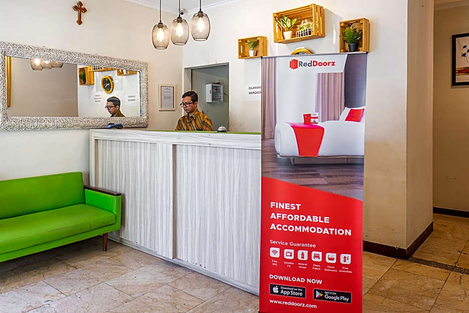 RedDoorz near Alun Alun Bandung 2