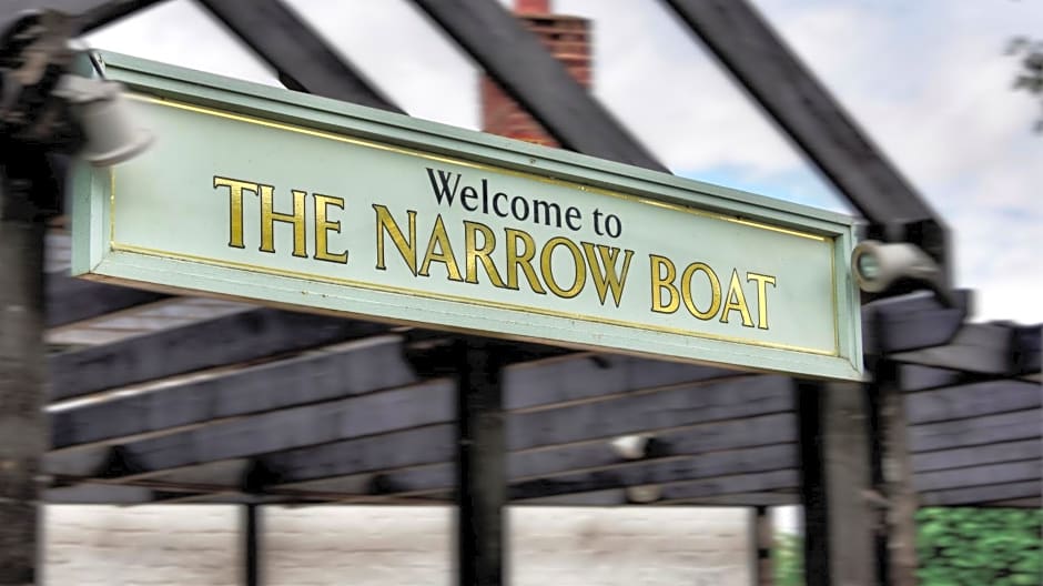 Narrowboat at Weedon