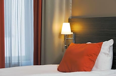 Queen Room without Window