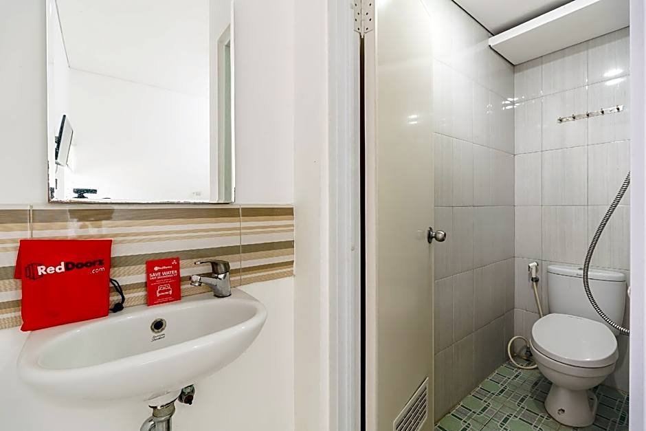 RedDoorz  Syariah near Jembatan Siti Nurbaya Padang