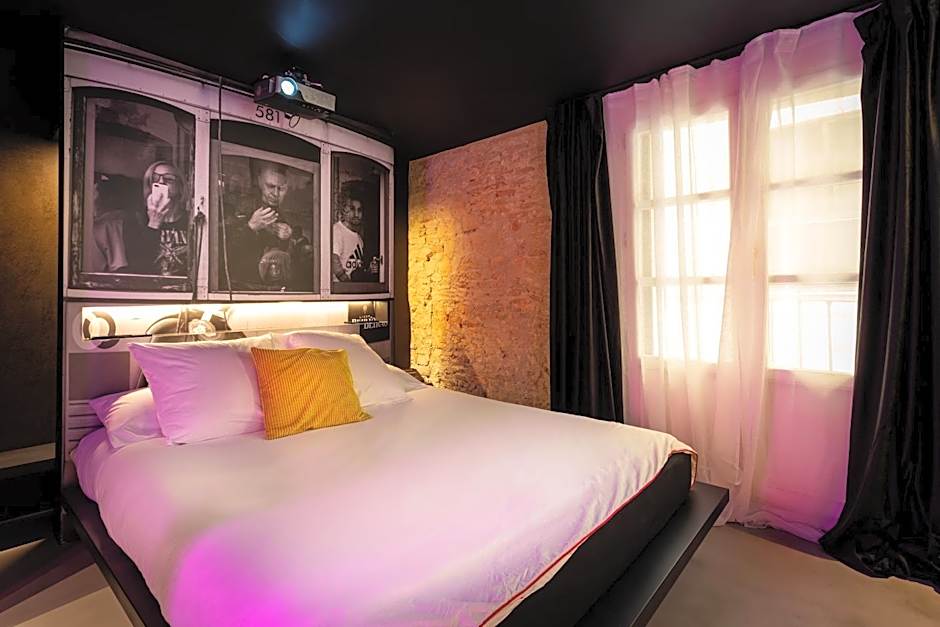 The Black Boutique -- Turistea Suites