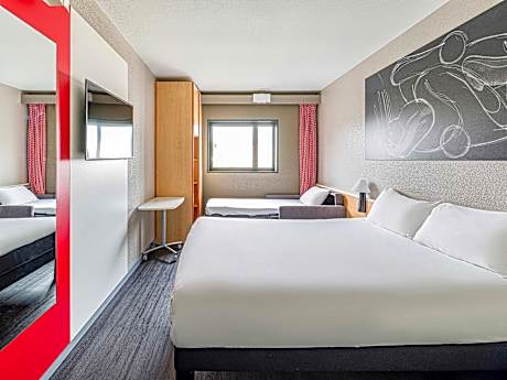 Family Room with 1 double bed and extra bed