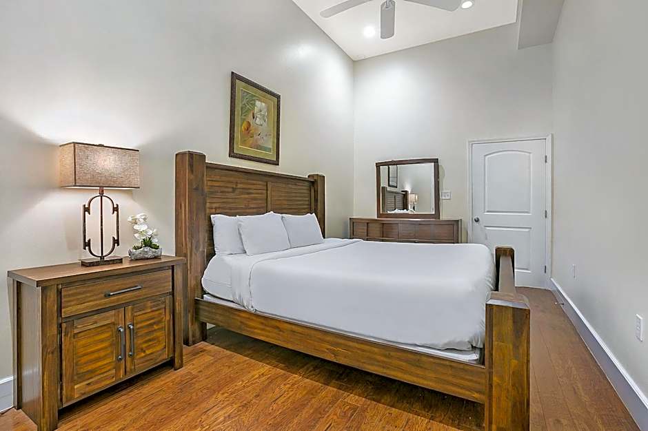 Stylish 4BR condo in Downtown by Hosteeva