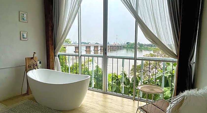 White Wall Riverfront Hotel