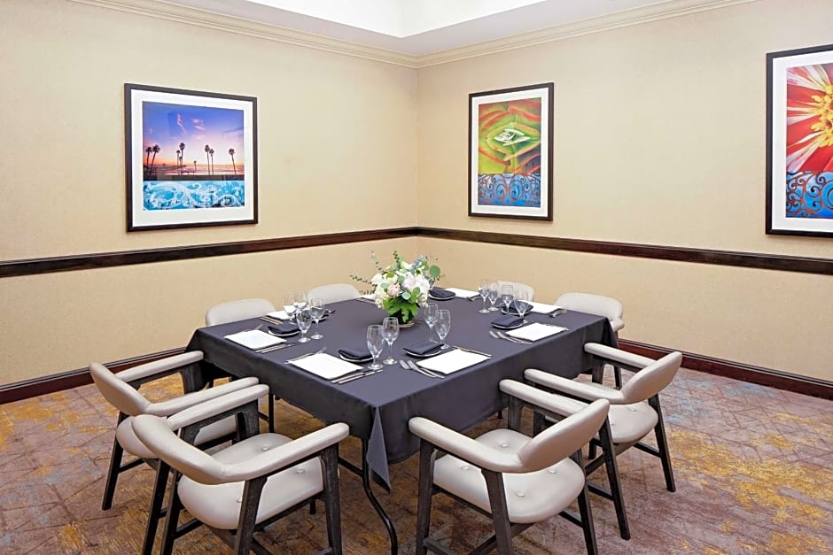 Hotel Zessa Santa Ana - a DoubleTree by Hilton
