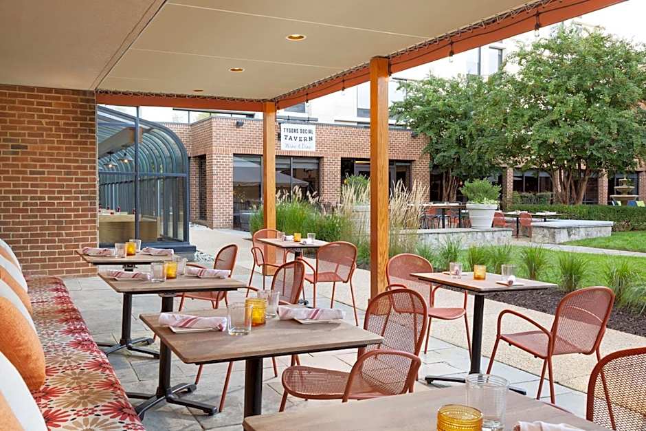 DoubleTree by Hilton McLean Tysons