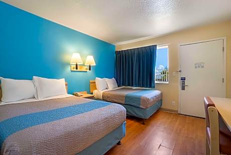 2 Full Beds | Mobility Accessible Tub Nsmk