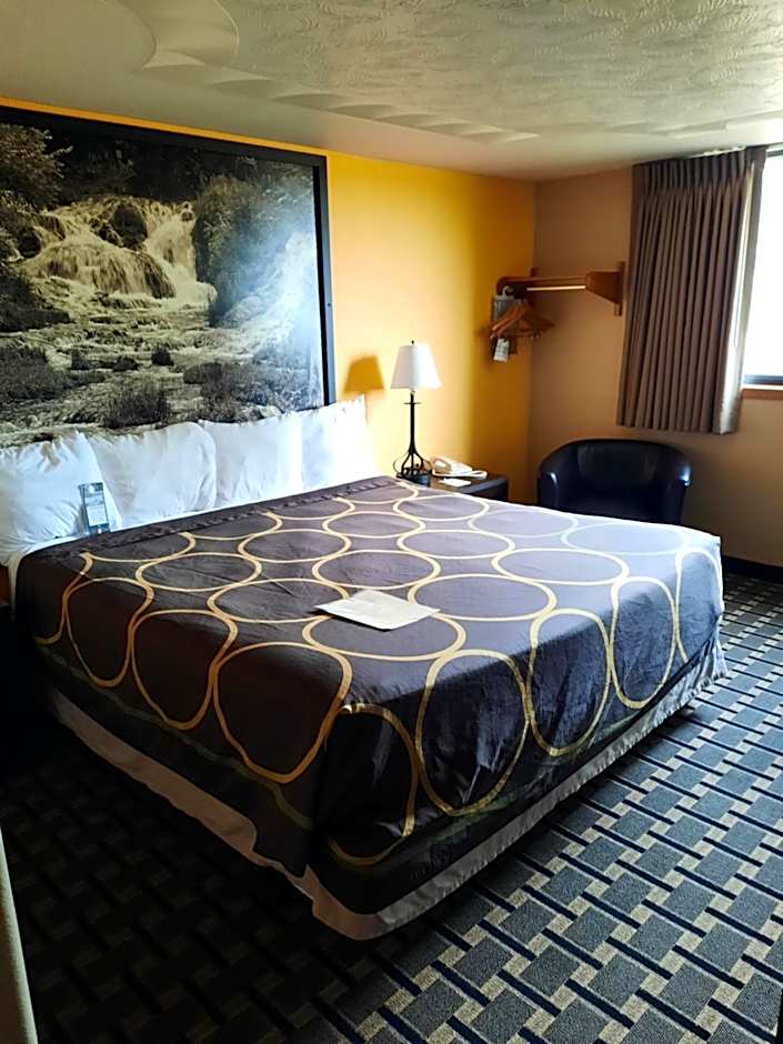 Super 8 by Wyndham Watertown