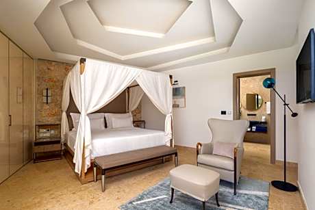 Deluxe Suite with Terrace and Grove View