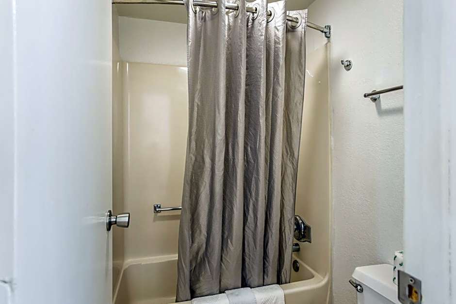 Econo Lodge Lawrence near University