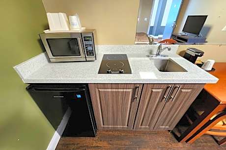 Studio with Two Queen Beds - Non-Smoking