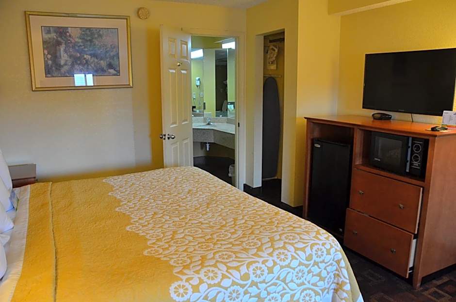 Photo 1 of 10 of Deluxe 1 King Bed