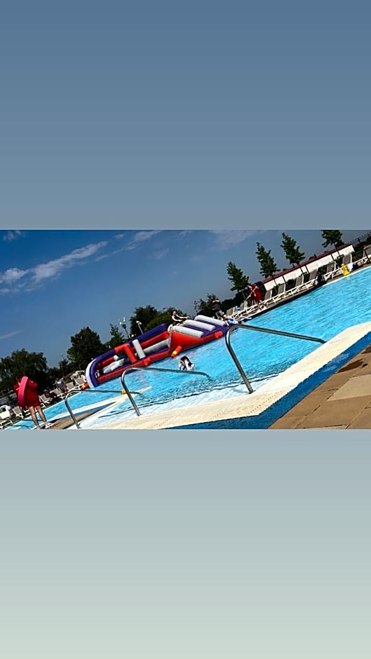 Lakeside Dorchester Lodge - Hot Tub with Fishing Peg