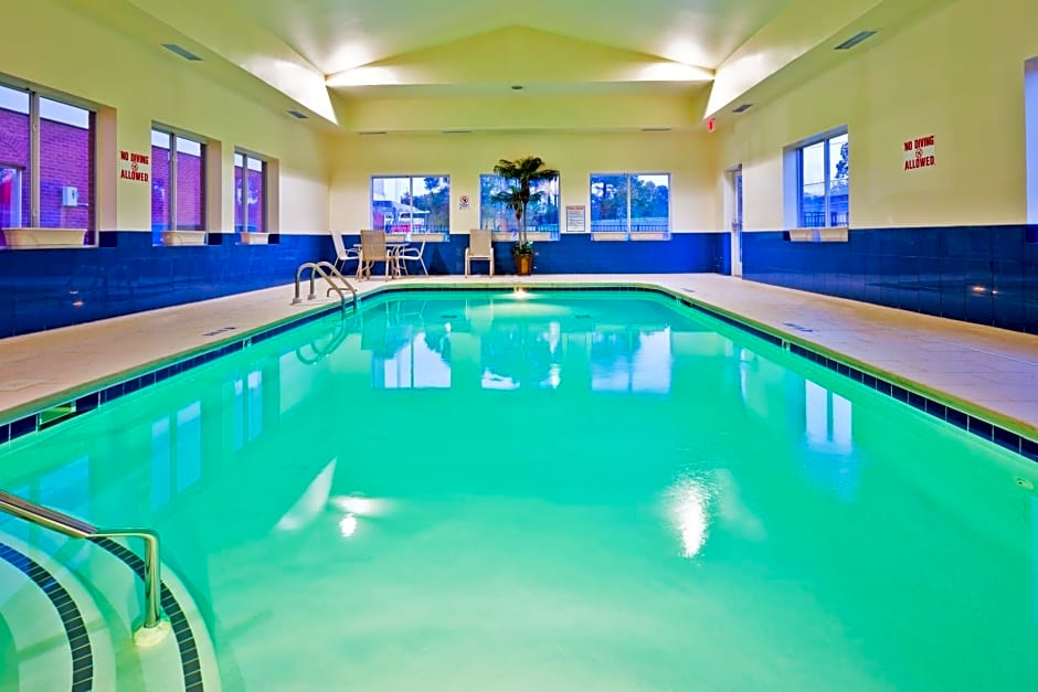 Holiday Inn Express Hotel & Suites Dickson, an IHG Hotel