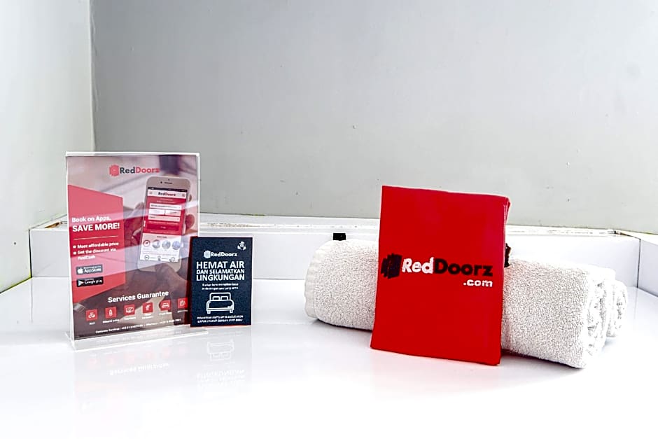 RedDoorz near Solo Square 3
