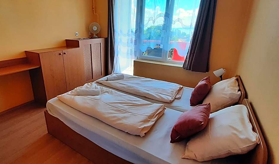 Manuela Ifjúsági Hotel