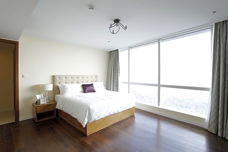 Studio Apartment King bed with City view