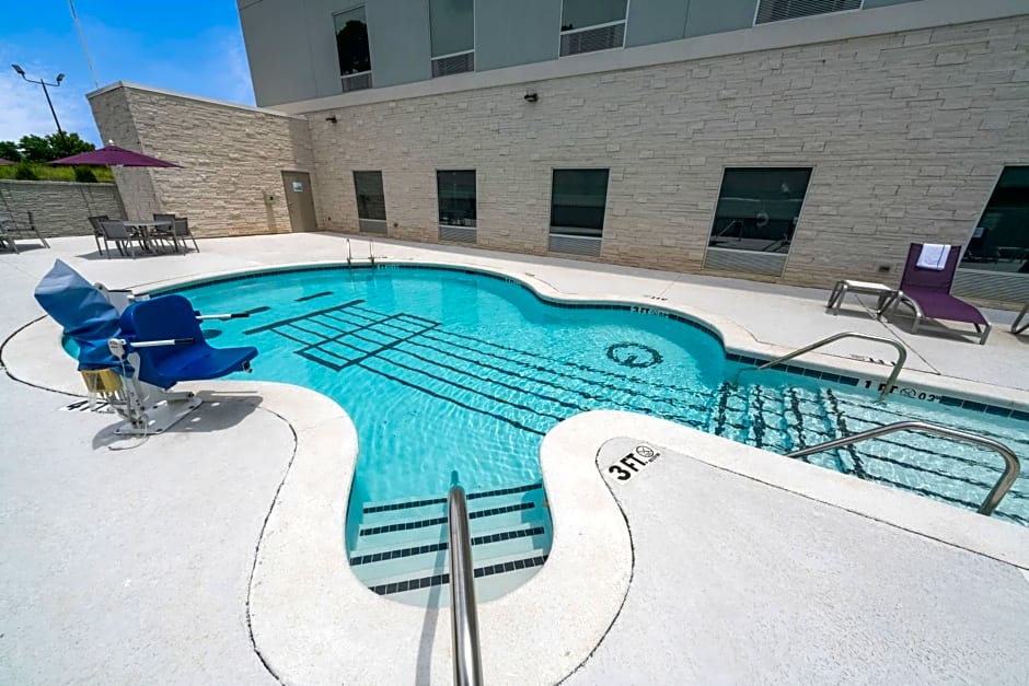 Holiday Inn Express & Suites Memphis Arpt Elvis Presley Blv, an IHG Hotel