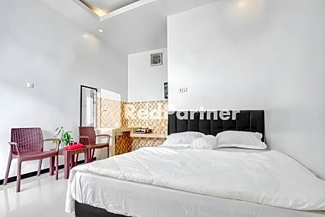 Griya Rahayu Guesthouse Mitra RedDoorz near Jatim Park 2 Batu