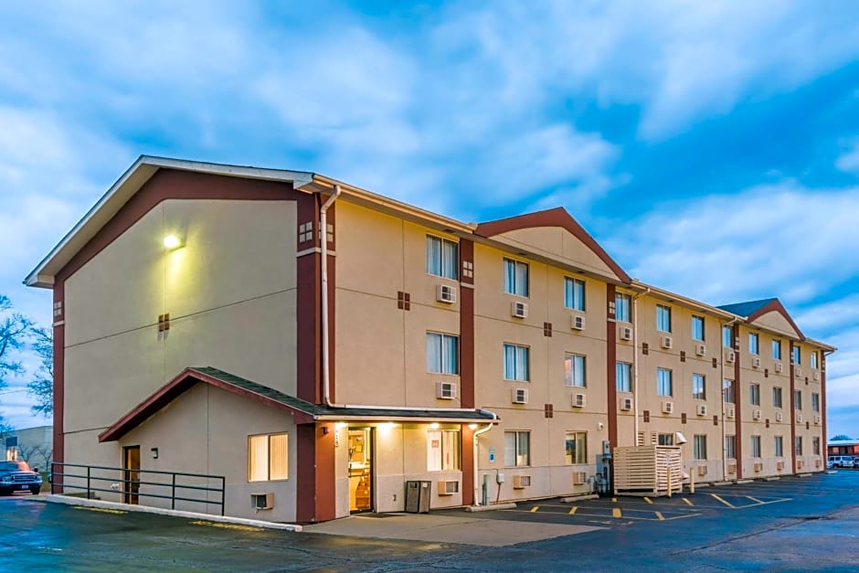 Super 8 by Wyndham Bloomington Normal