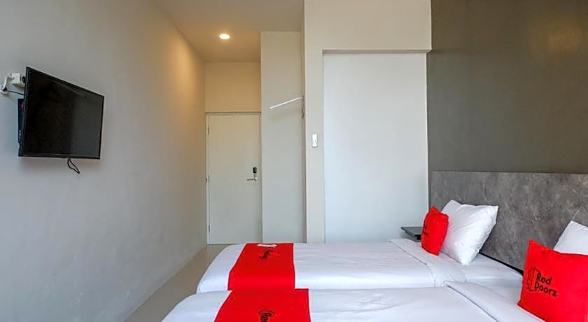 RedDoorz Plus near Solo Baru