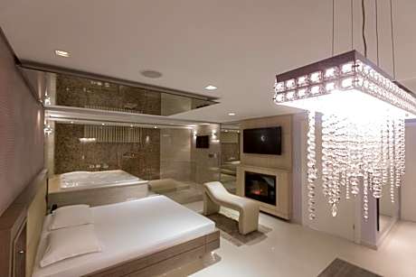 Suite with Hot Tub