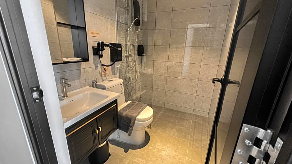 Hotel Brynton at Cameron Centrum Mall