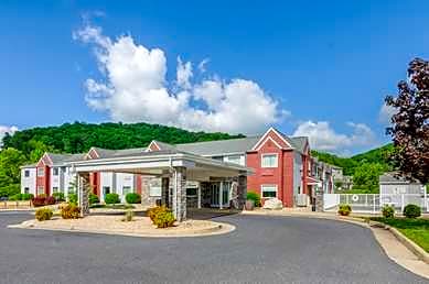 Clarion Pointe Staunton East