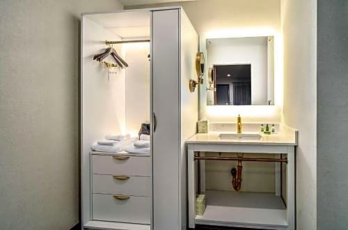 818 Hotel + Pool, Ascend Hotel Collection – Woodland Hills, CA