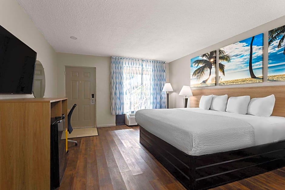 Days Inn by Wyndham St. Petersburg Central