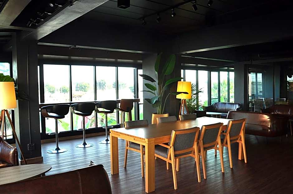 The Bedrooms Maeklong and Services Apartment