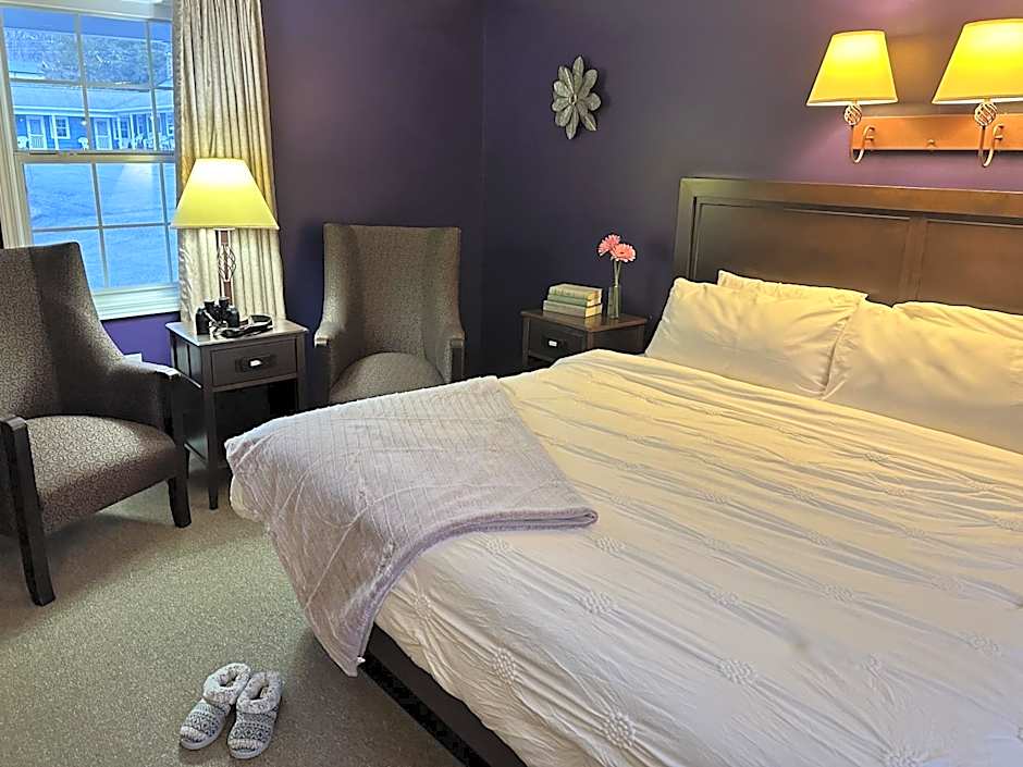 Photo 1 of 8 of King Room
