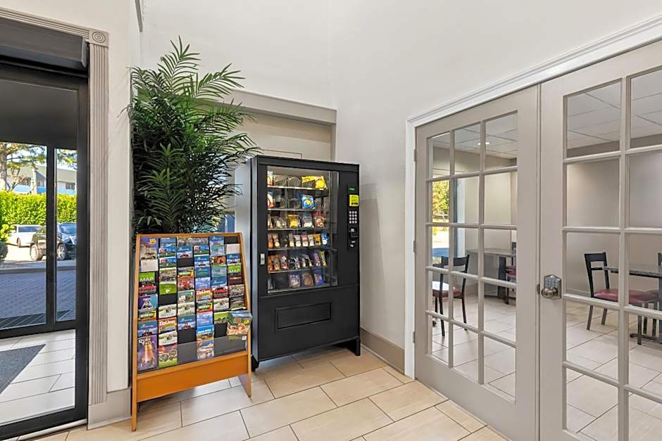 Red Roof PLUS+ & Suites Atlanta Airport South