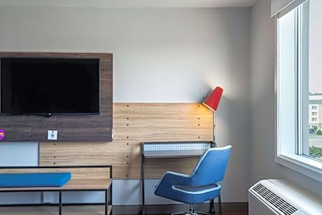 2 Queen Hearing Accessible