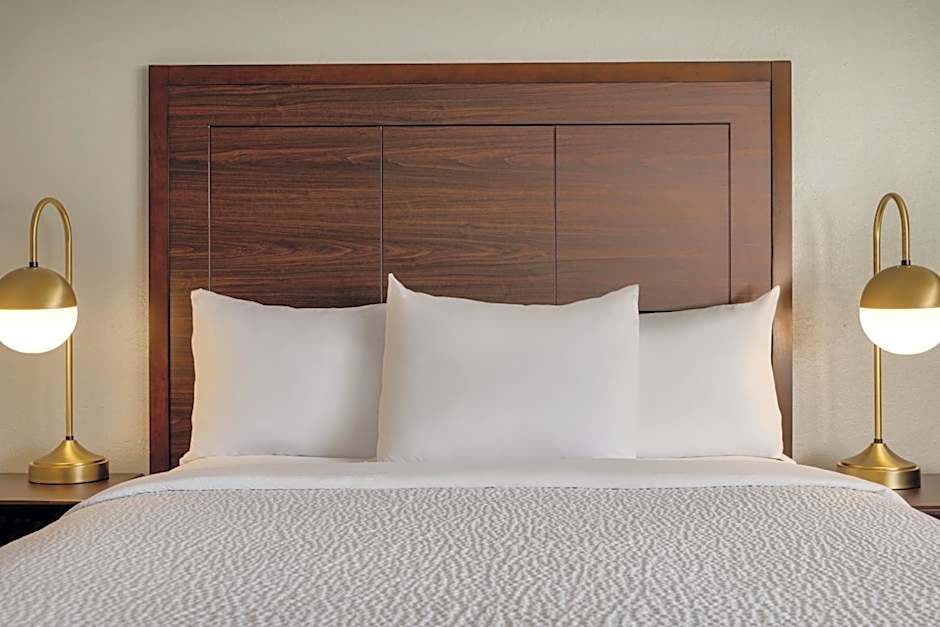 Photo 1 of 6 of 1 Queen Bed