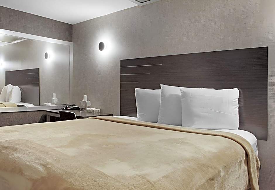 Hotel OPUS Bronx Near Bay Plaza Mall