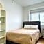 3BR Modern Home - Near SkyTrain - Free Parking & Pet Friendly
